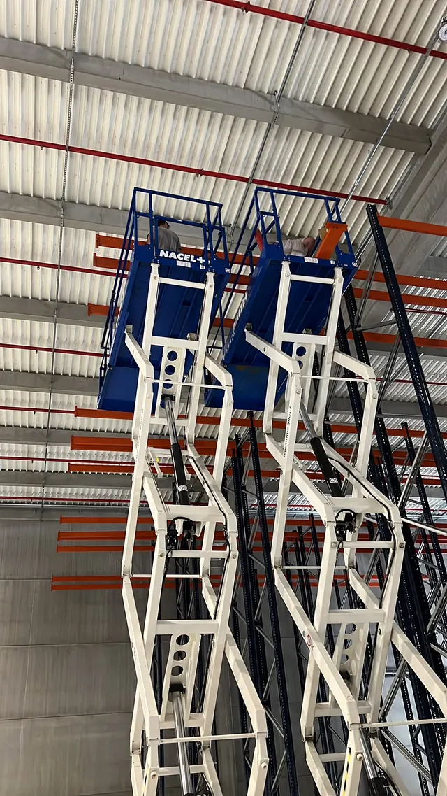 Nacelles de montage en poste devant un rack à palettes
