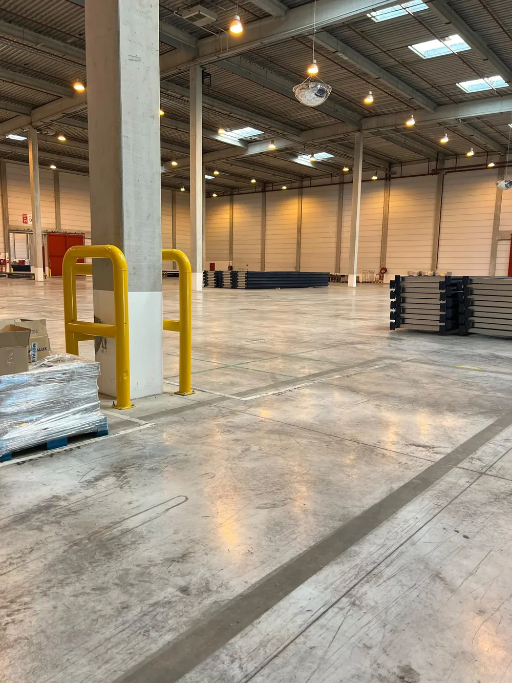 Éléments de rayonnage colisés et triés avant montage