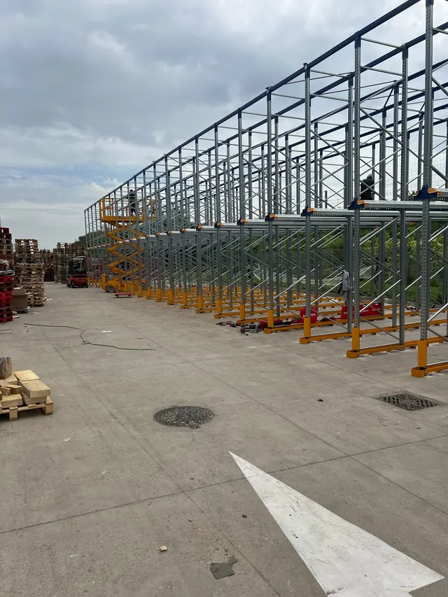 Rack à palettes assemblé en extérieur, nacelle en poste